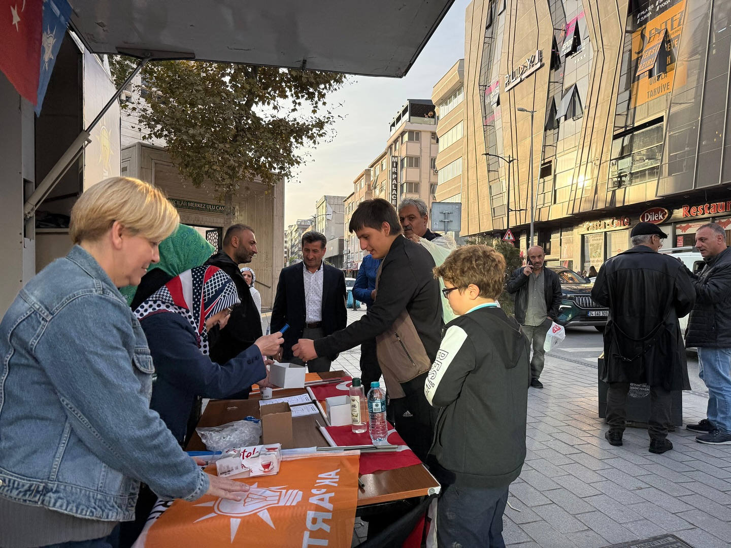 Avcılarımızda açtığımız AK Nokta ile hemşehrilerimizle bir araya gelerek gönül gönüle hasbihal ettik.