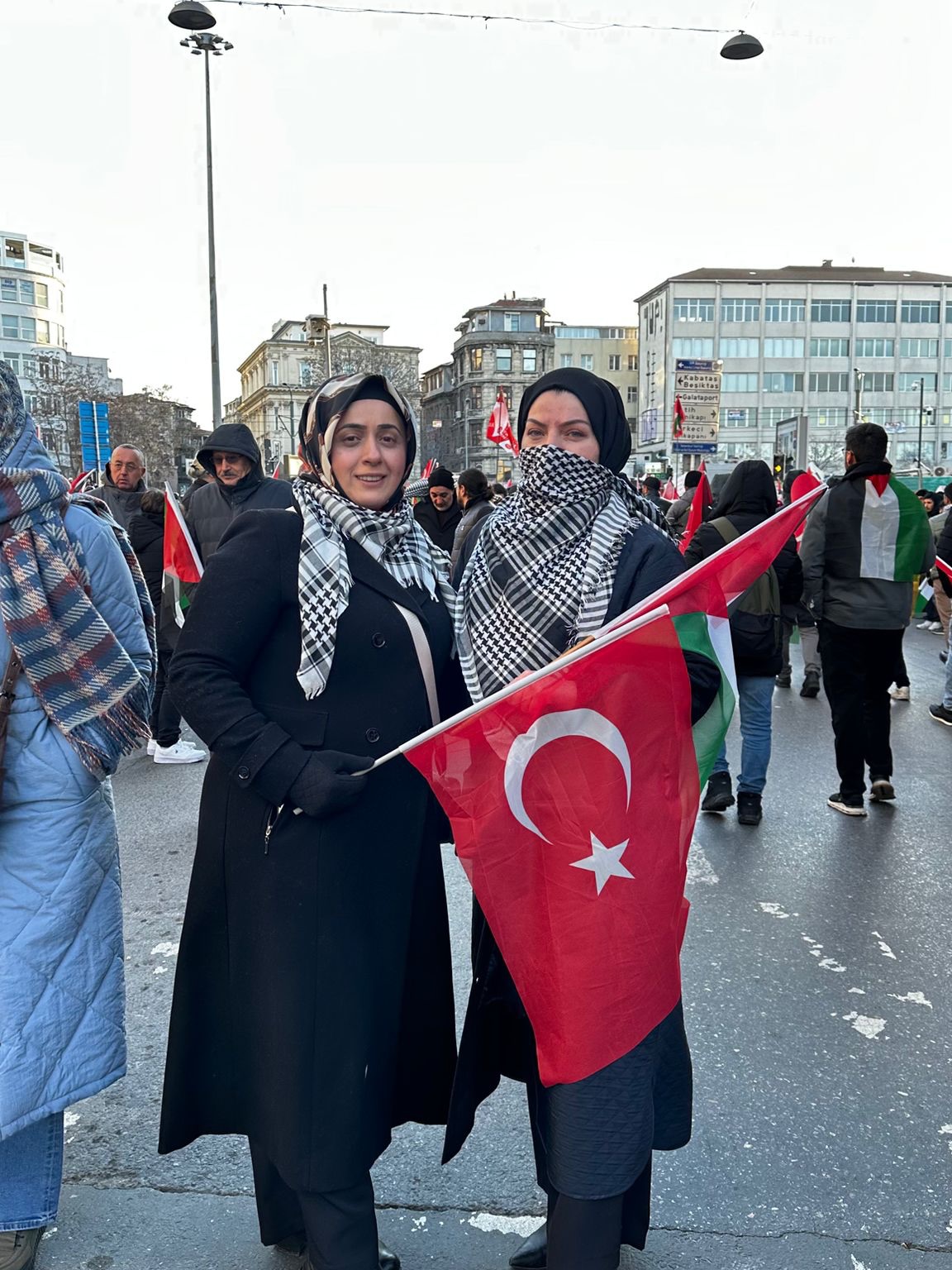 Galata Köprüsü’nde gerçekleştirilen programa teşkilatımızla birlikte katılım sağladık.