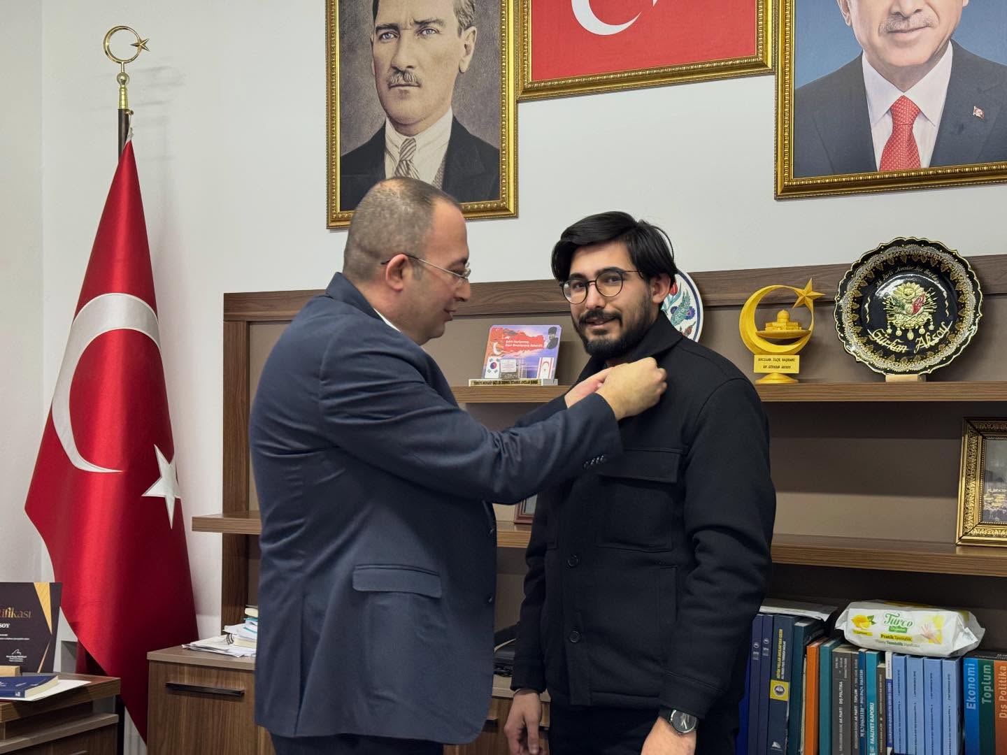 Teşkilatımıza Katılan Yeni Üyemize Rozetini Takdim Ettik